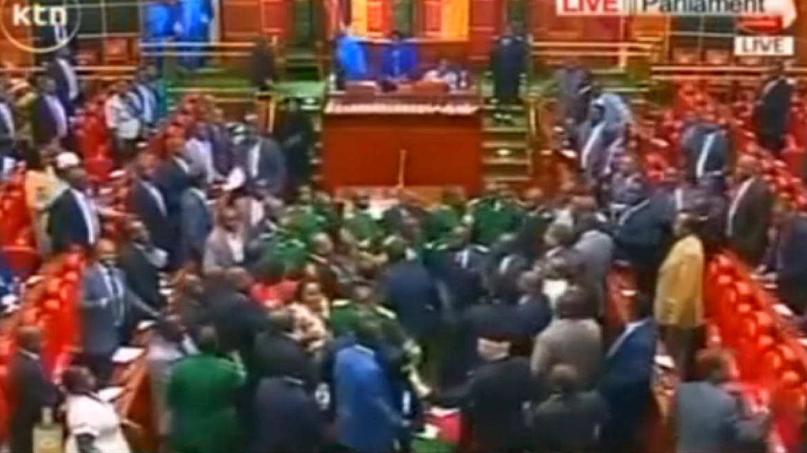 Βίντεο: Το απόλυτο χάος στη Βουλή της Κένυας